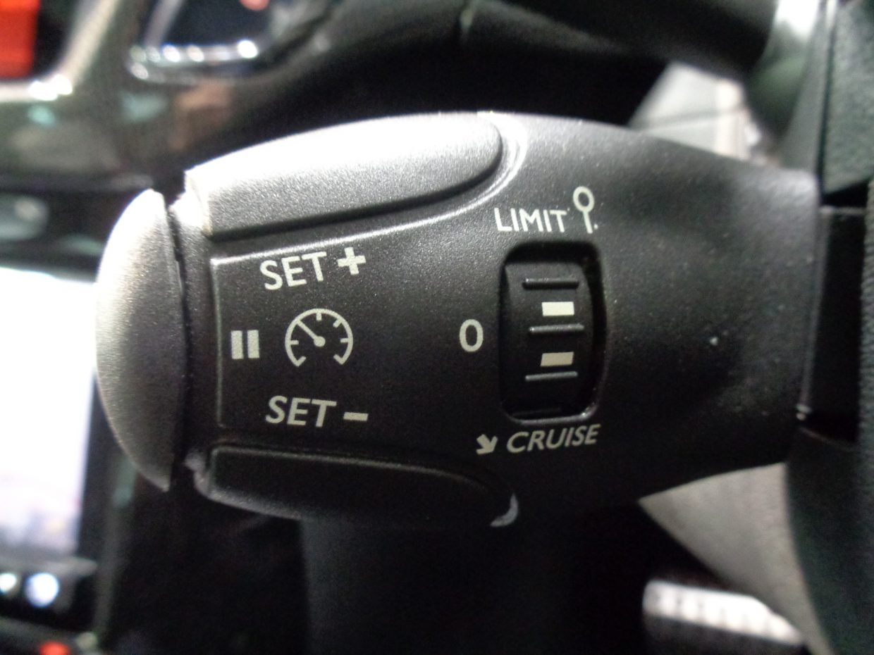 ヘッドライトは便利なオート機能付きです！