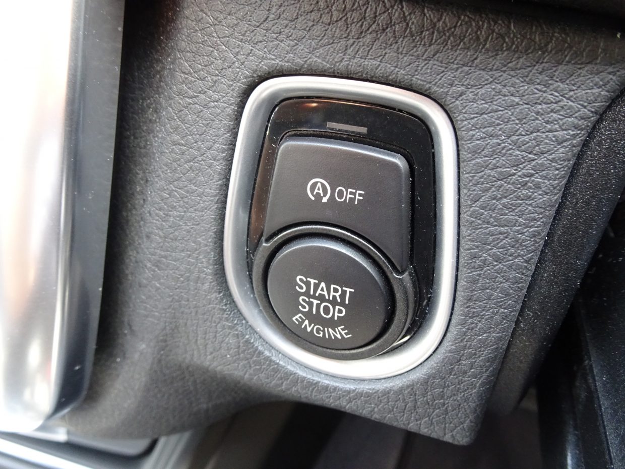 スタート／ストップ・ボタンを押すだけで、エンジン始動／停止を行うことができるスマートキーシステム「コンフォートアクセス」付！